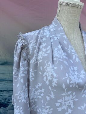 Vintage Style Liz Claiborne Light Gray Floral V-Neck Blouse Airy Lightweight